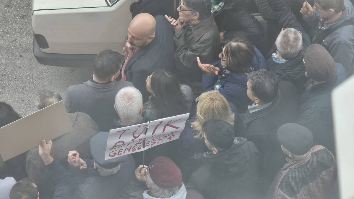 CHP’den TÜİK önünde asgari ücret tepkisi!