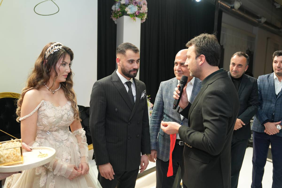 Süleyman Dede ile  Merve Minta nişanlandı