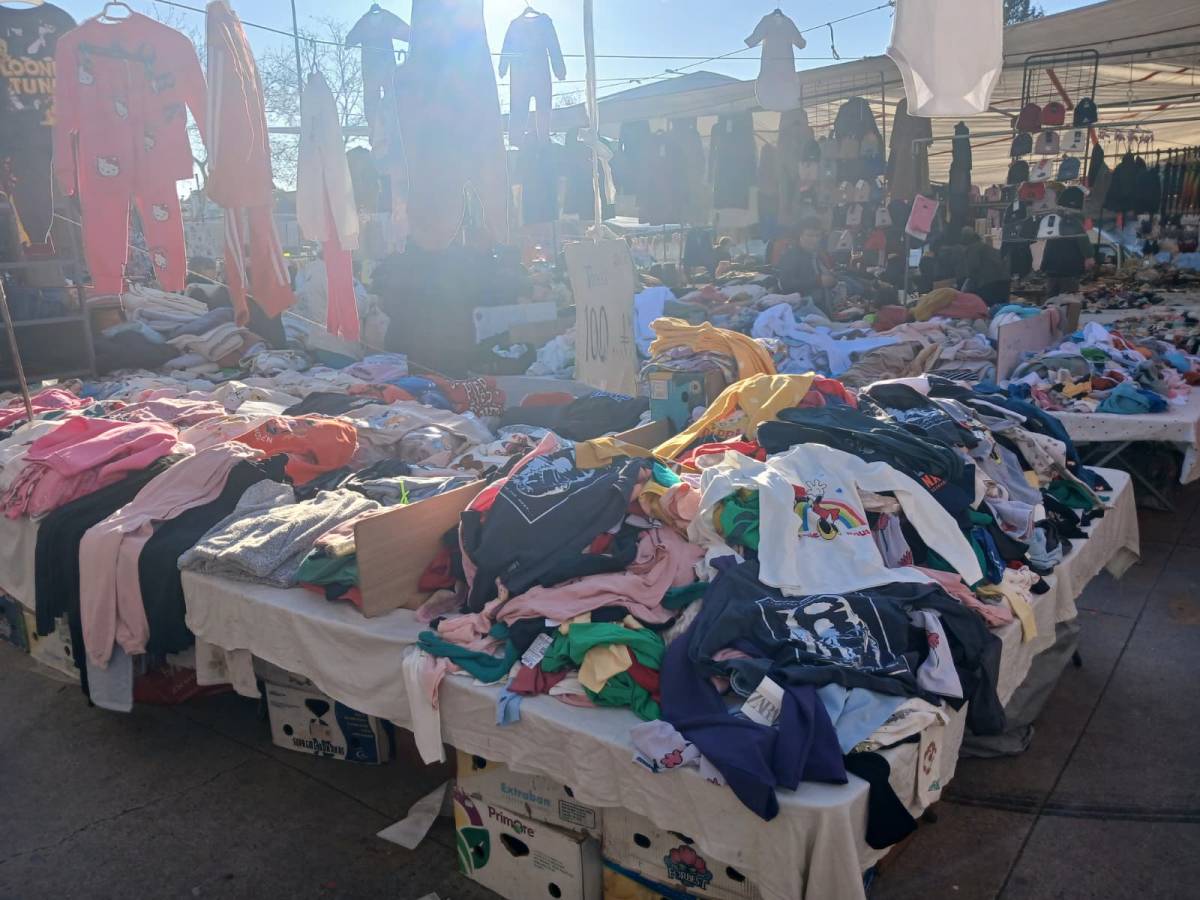 Antalya’da uygun fiyatlı çocuk giyime yoğun ilgi!