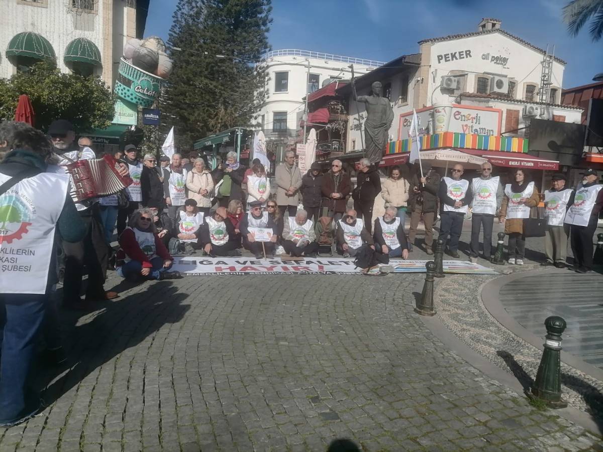 Antalya’da emekliler tencereleriyle sokakta