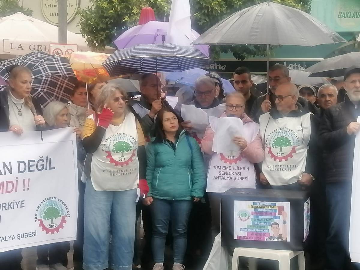 Emekliler yağmura ragmen zam diye seslendi