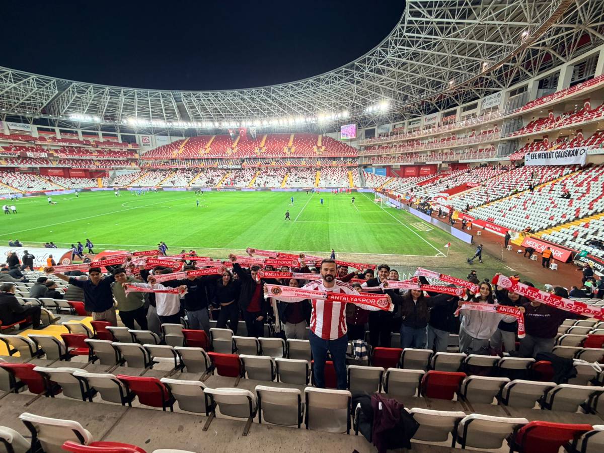 Antalya'da 80 öğrenci Antalyaspor-Samsunspor maçının ardından tribünü temizledi