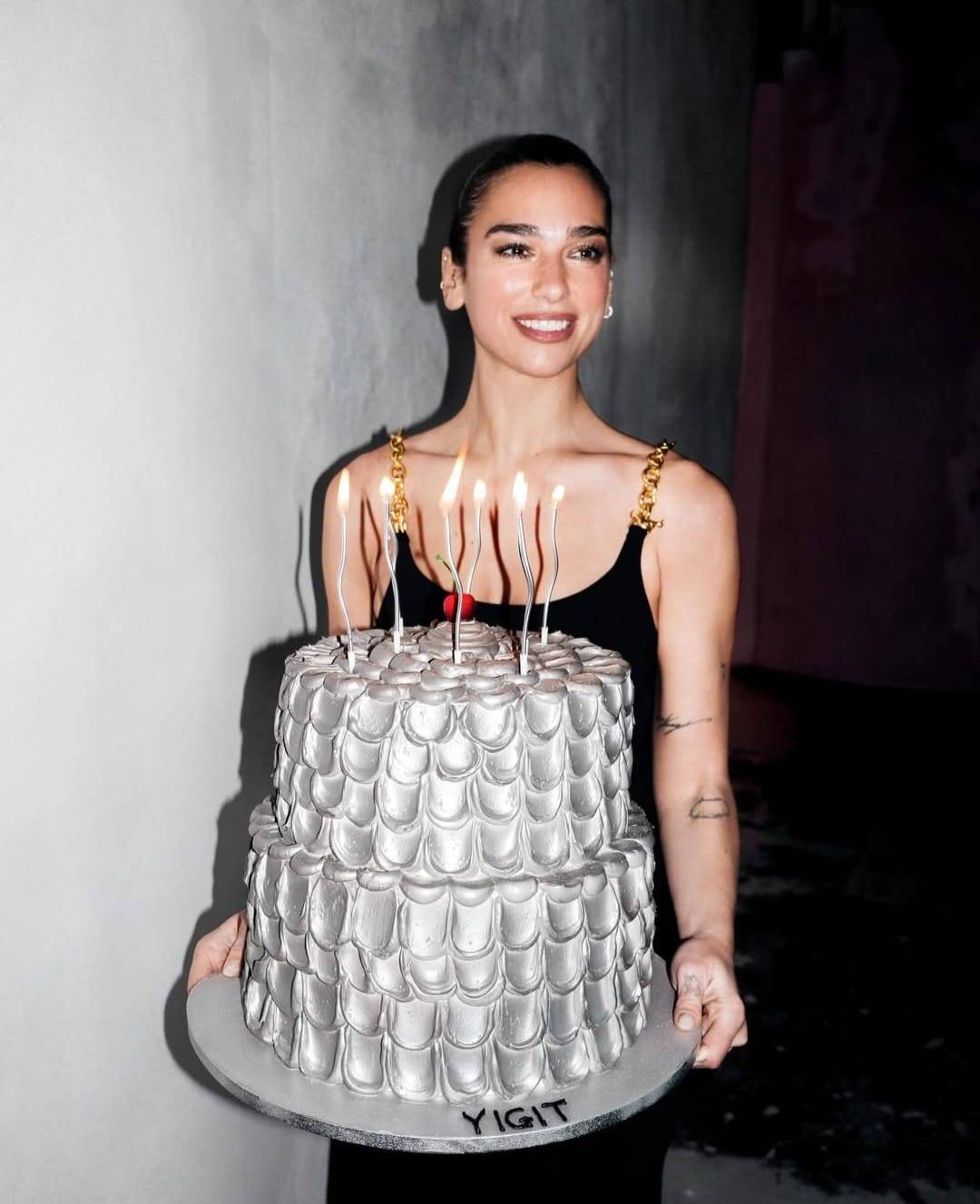 Dua Lipa’dan Türk tasarımcı Yiğit Turhan’a doğum günü sürprizi!