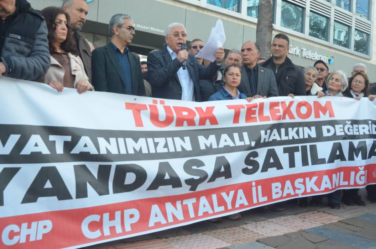 Antalya’da Cumhuriyet Halk Partisi İl Örgütü’nden Türk Telekom önünde eylem