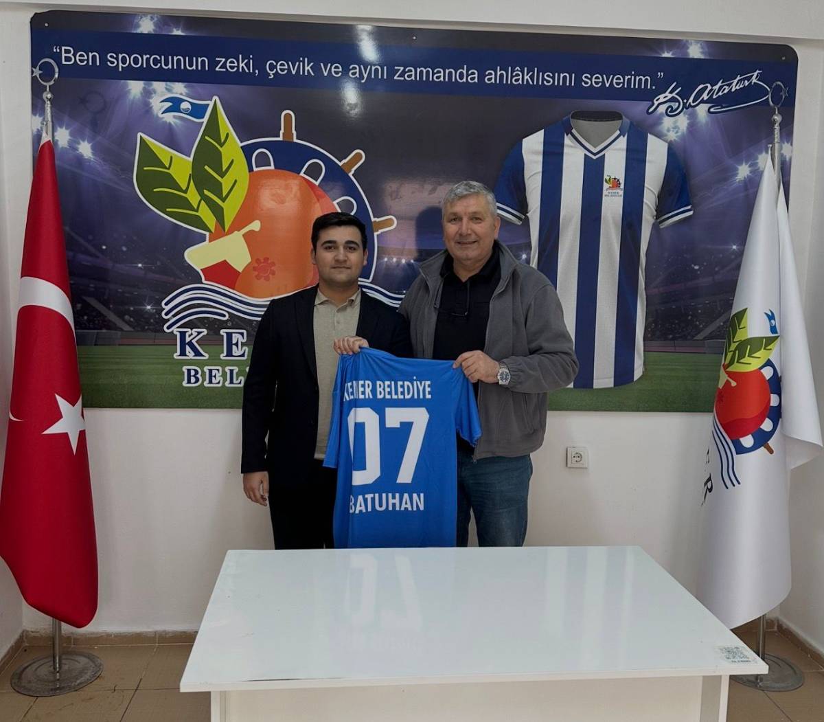 Mustafa Batuhan Küçük’e anlamlı forma takdimi