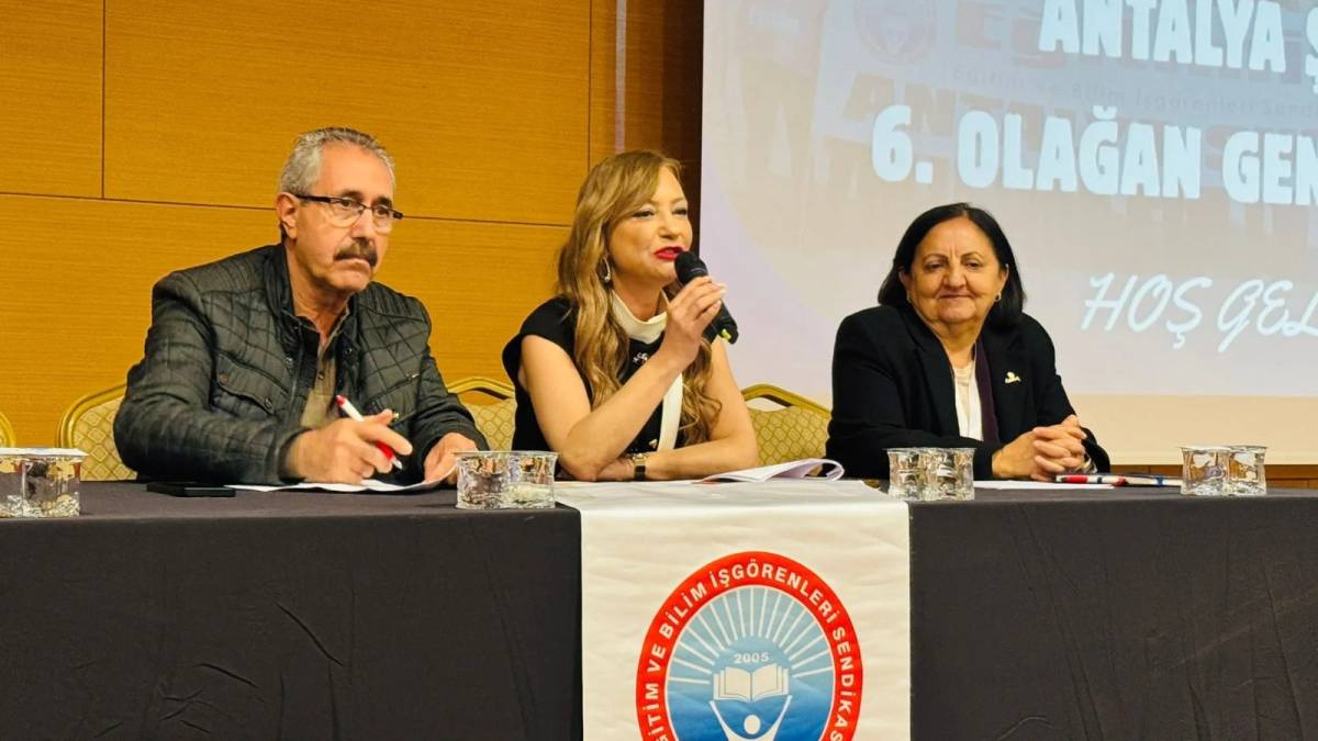 Eğitim-İş Antalya’da Sadık Acar yeniden başkan seçildi