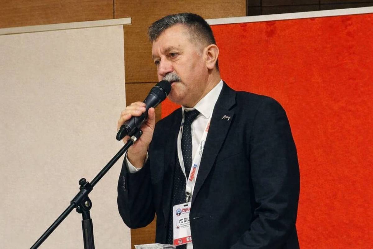 Eğitim-İş Antalya’da Sadık Acar yeniden başkan seçildi