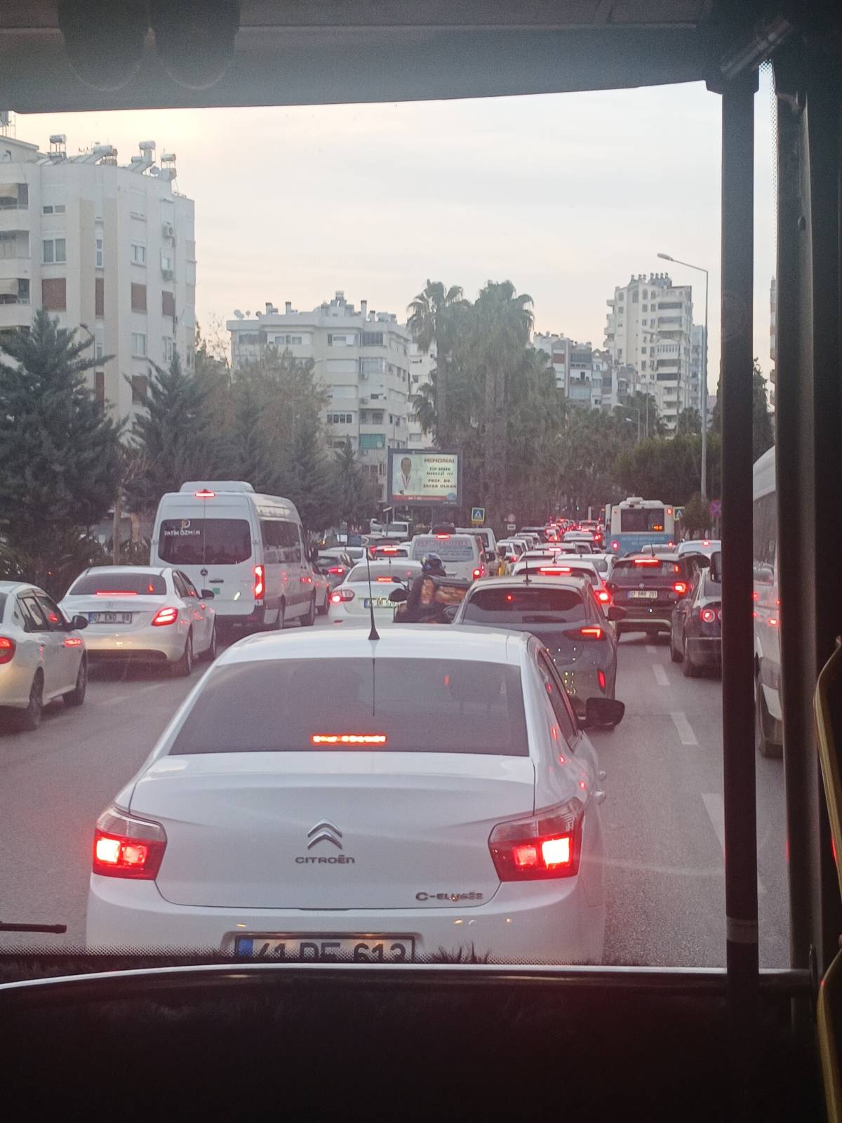 Trafik problemi devam ediyor!
