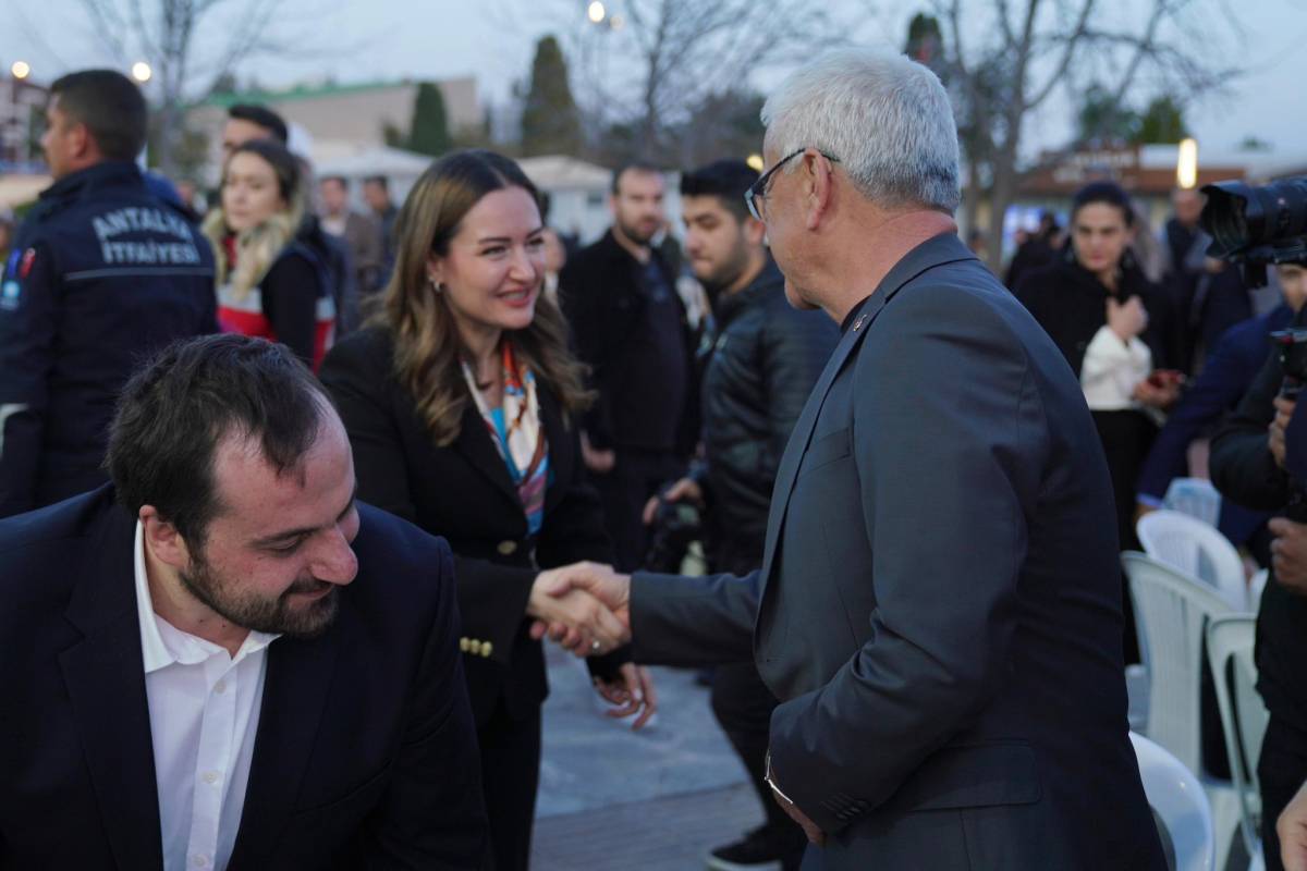 Antalya'da dikkat çeken kare! Bu fotoğraf çok konuşulur