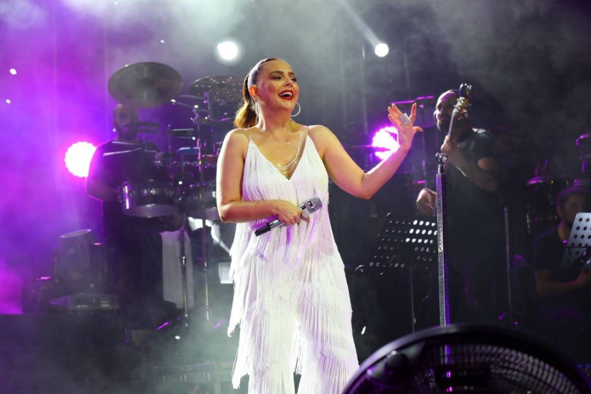 Koray Avcı ve Ebru Gündeş’den bayram konseri