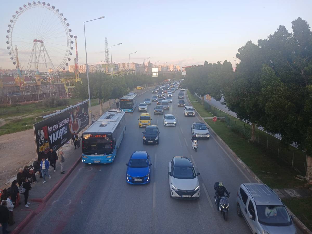 Antalya'da trafik problemi hız kesmeden devam ediyor