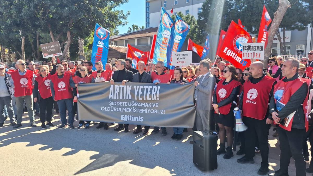 Antalya’da siyah çelenkli protesto
