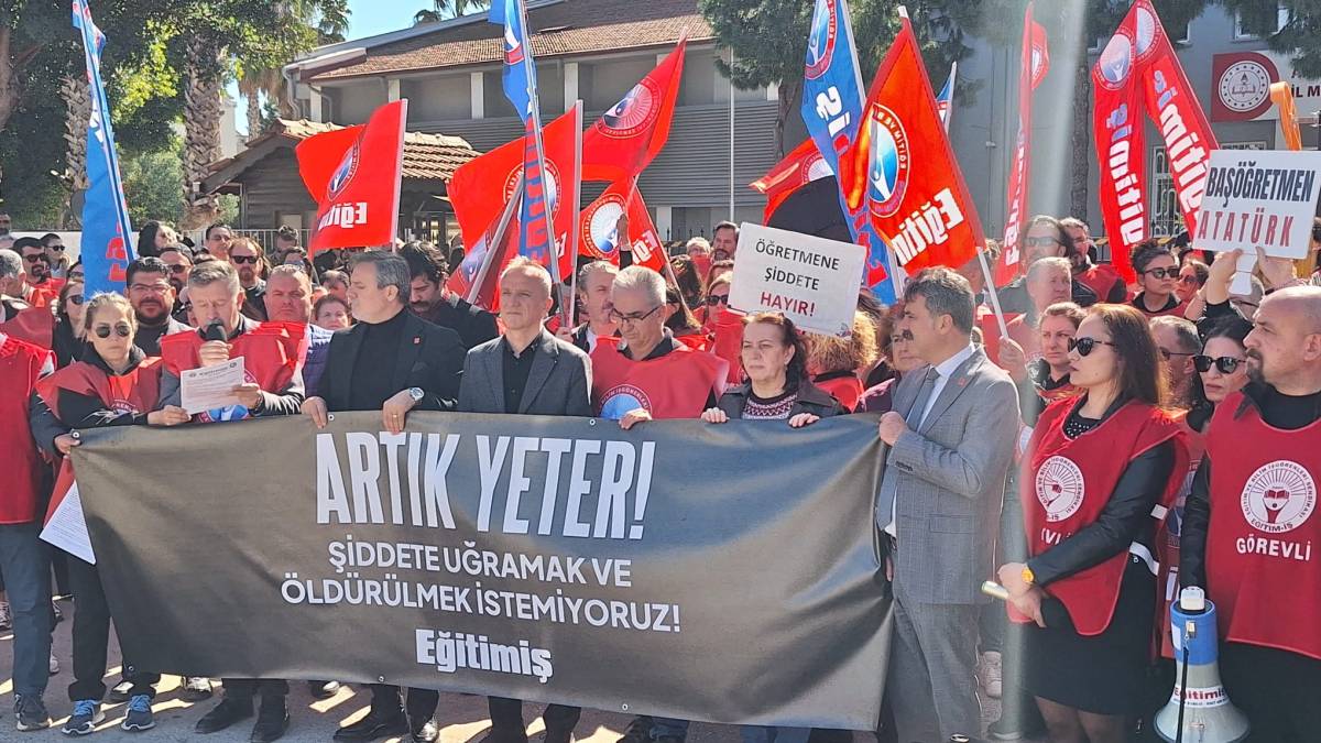 Antalya’da siyah çelenkli protesto
