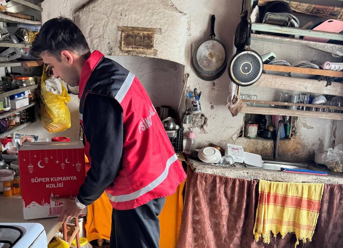 Antalya’da ihtiyaç sahibi ailelere ramazan kolisi dağıtıldı