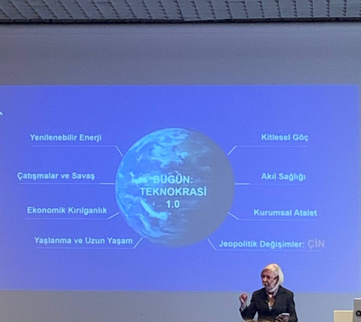 Yapay Zekâ değiştirir, kadın dönüştürür