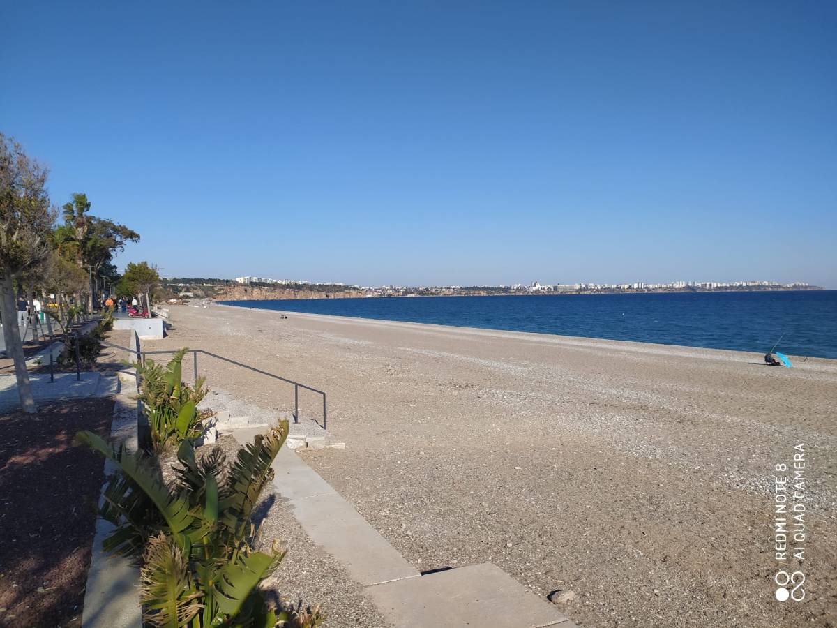 Konyaaltı Sahili’nde yazdan kalma gün