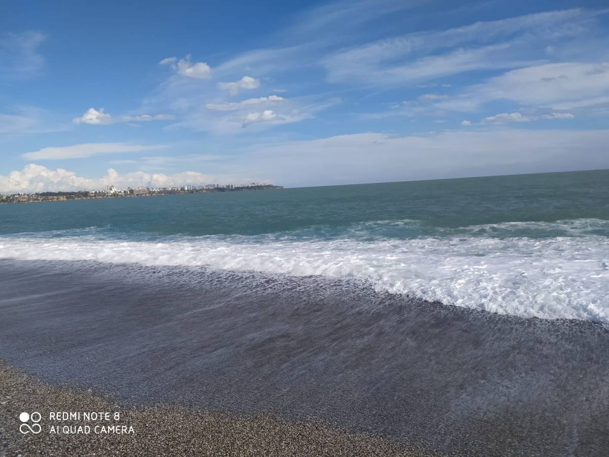 Antalya’da sağanak yağış denizi bulandırdı: Konyaaltı Sahili’nde renk değişimi