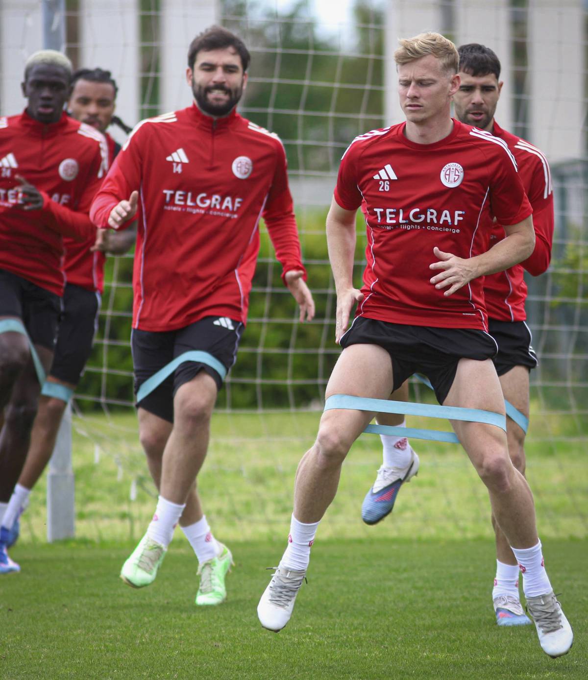 Antalya’da hayati maç! Antalyaspor ile Eyüpspor kozlarını paylaşıyor