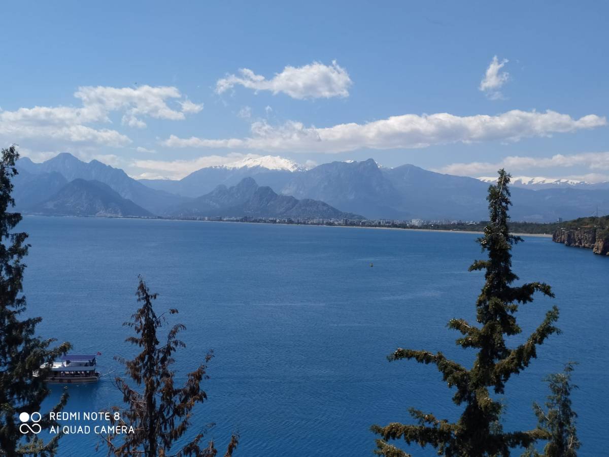 Antalya’da iki mevsim bir arada! Zirveler beyaza büründü, sahilde yaz havası
