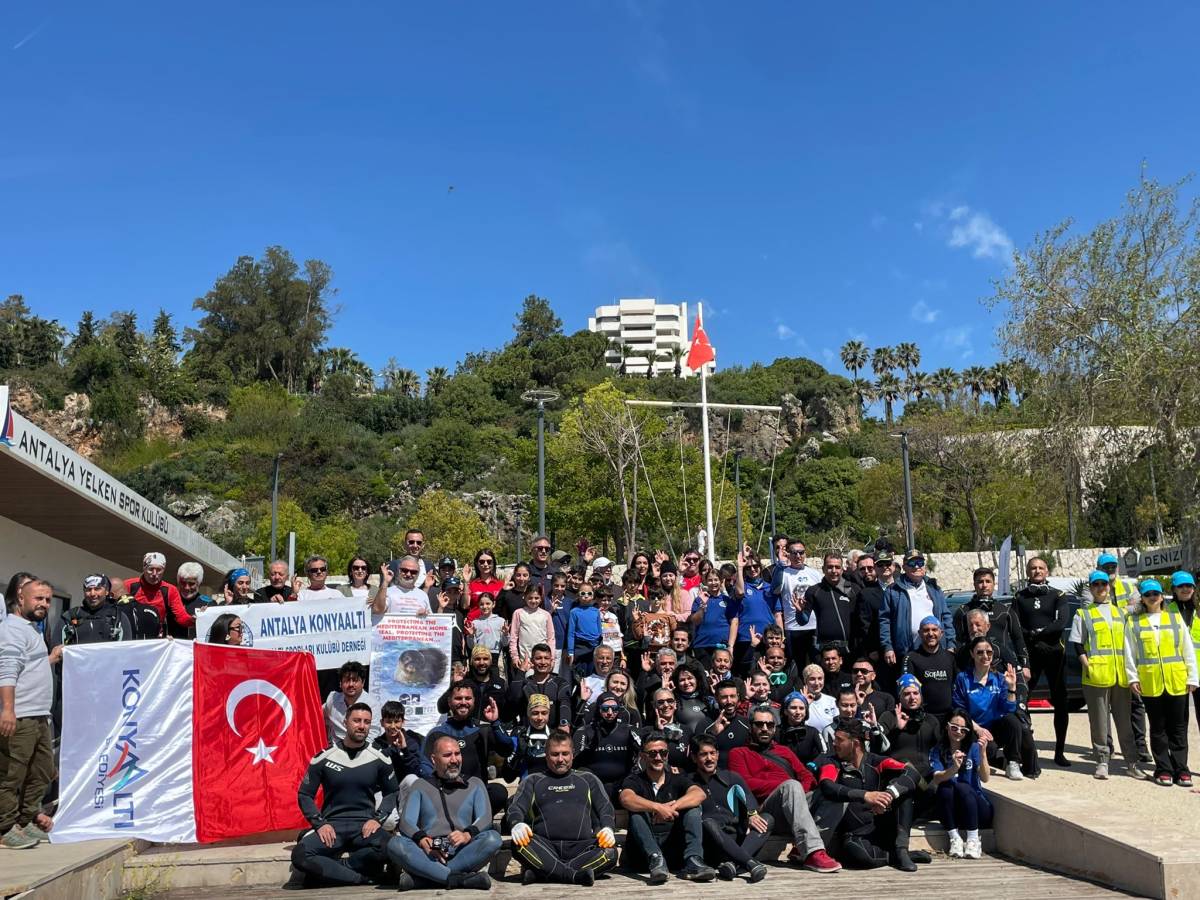 Antalya’da dalgıçlardan anlamlı temizlik: “Denizler bizim geleceğimiz”