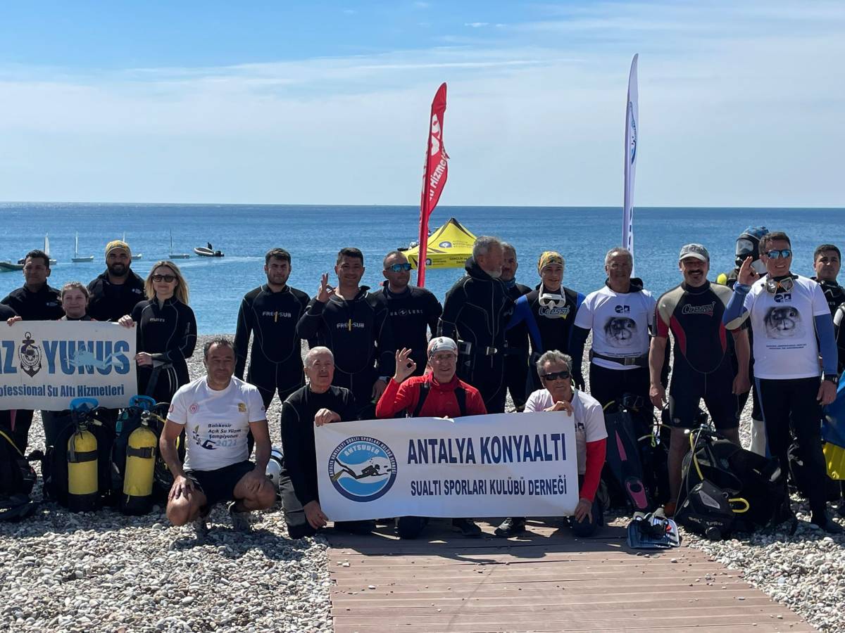 Antalya’da dalgıçlardan anlamlı temizlik: “Denizler bizim geleceğimiz”