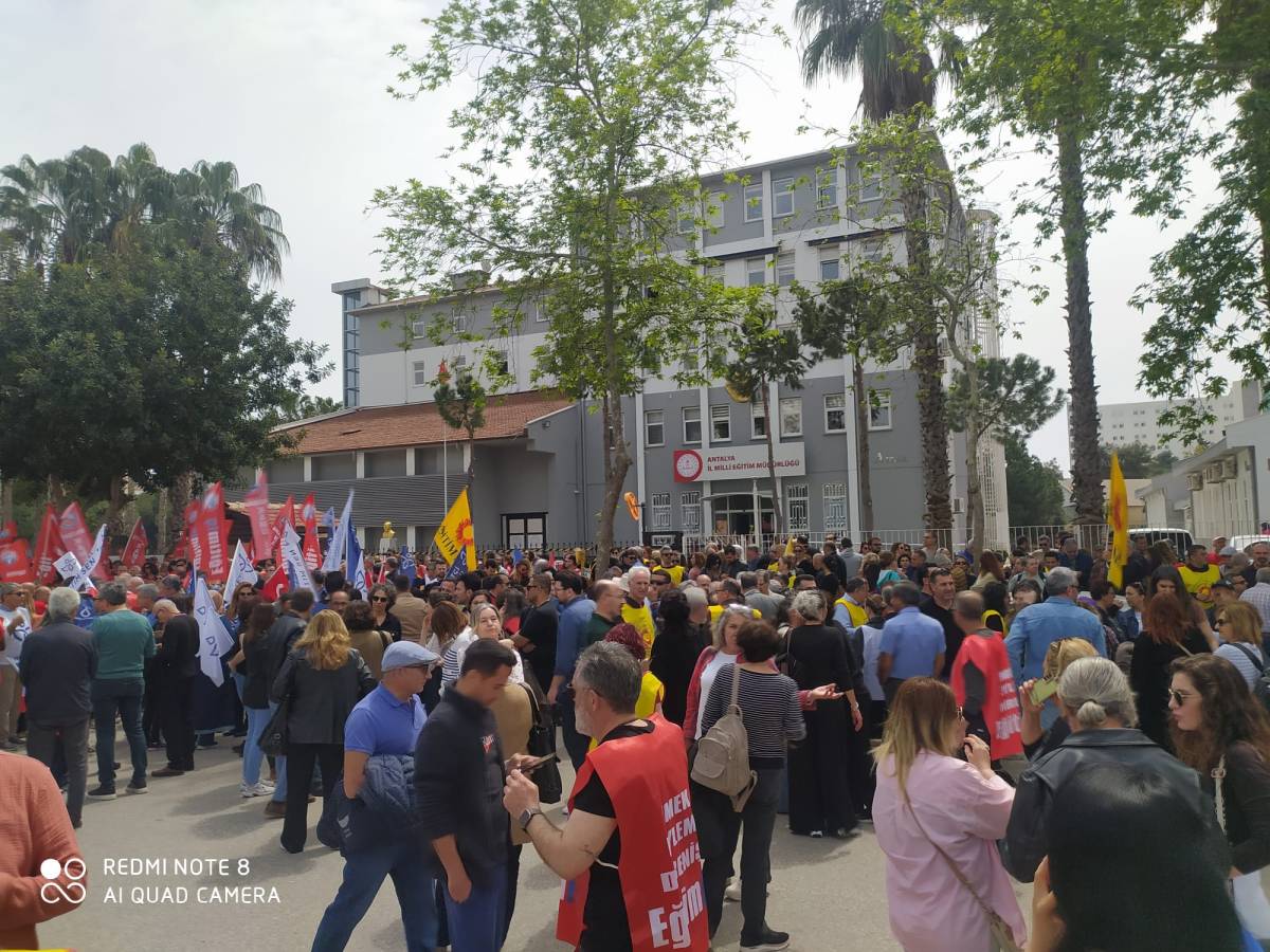 Antalya’da eğitim sendikaları şiddete tepki gösterdi