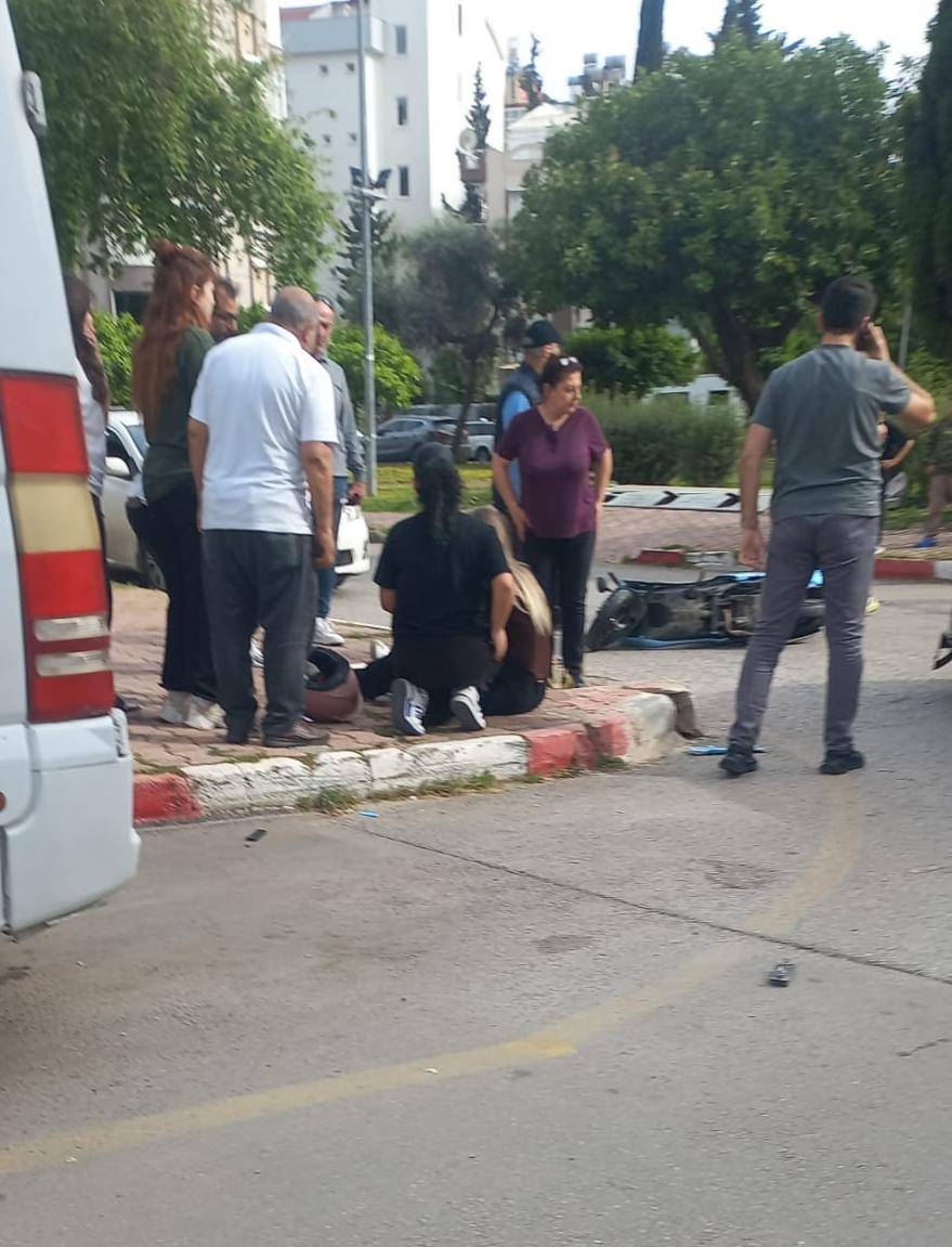 Muratpaşa’da trafik kazası: Otomobil ile motosiklet çarpıştı!
