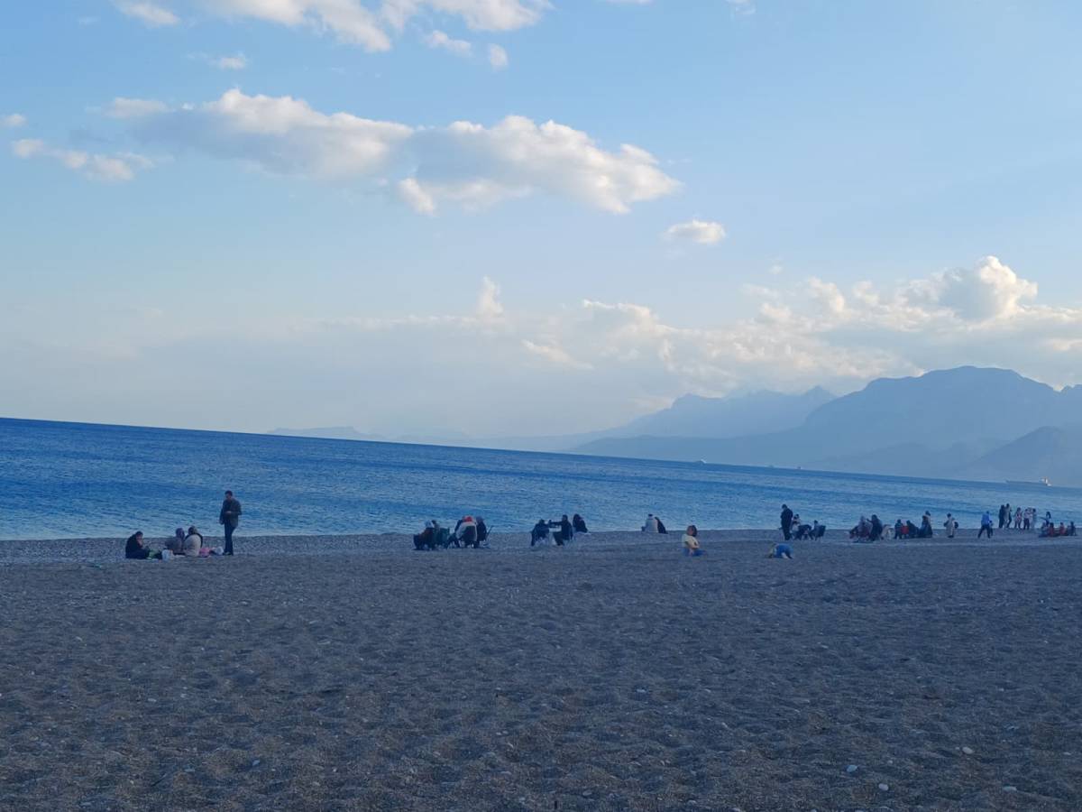 Antalya'da güneşi gören dışarı çıktı!