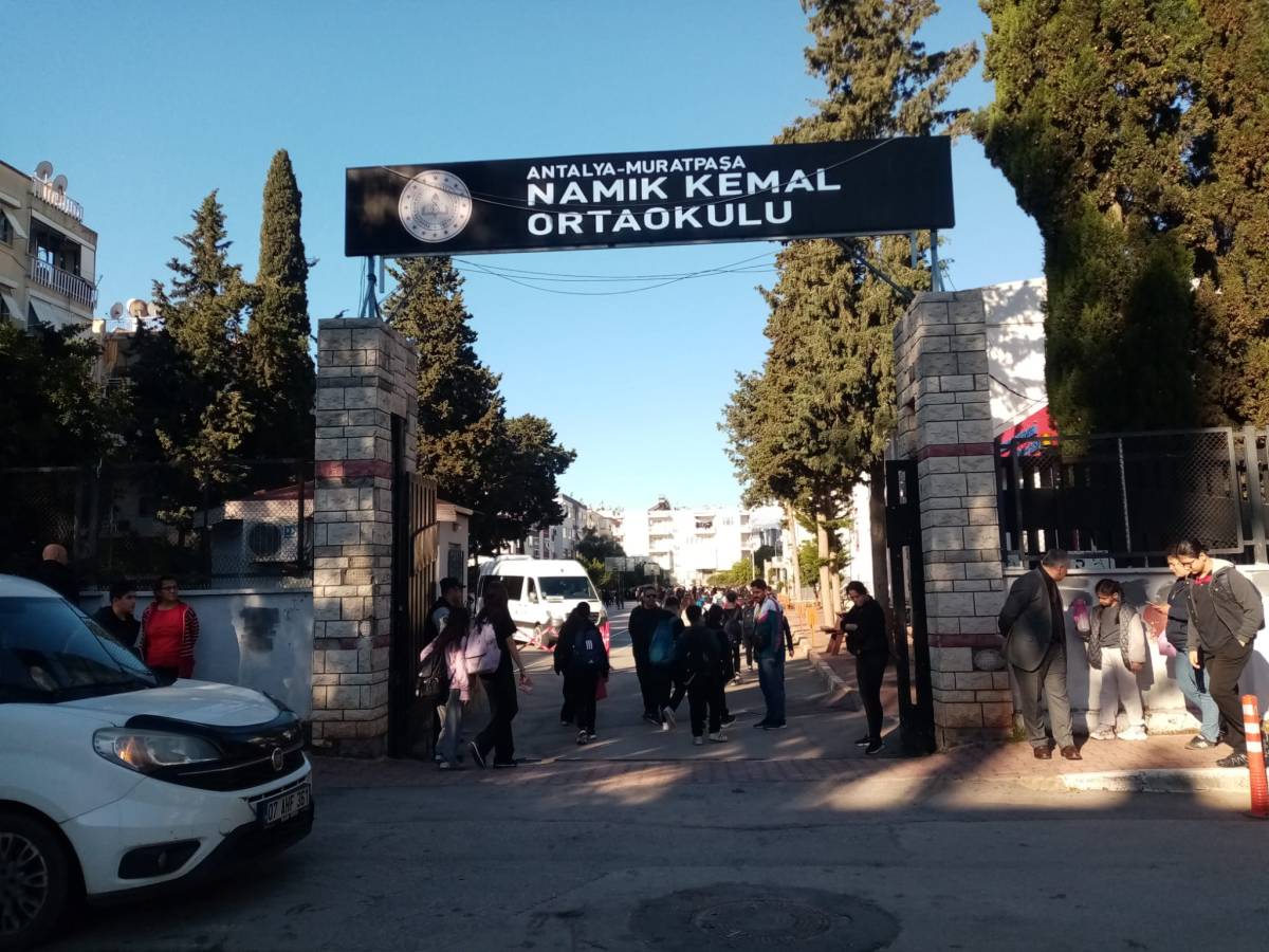 Antalya’da okul girişlerinde sıkı denetim