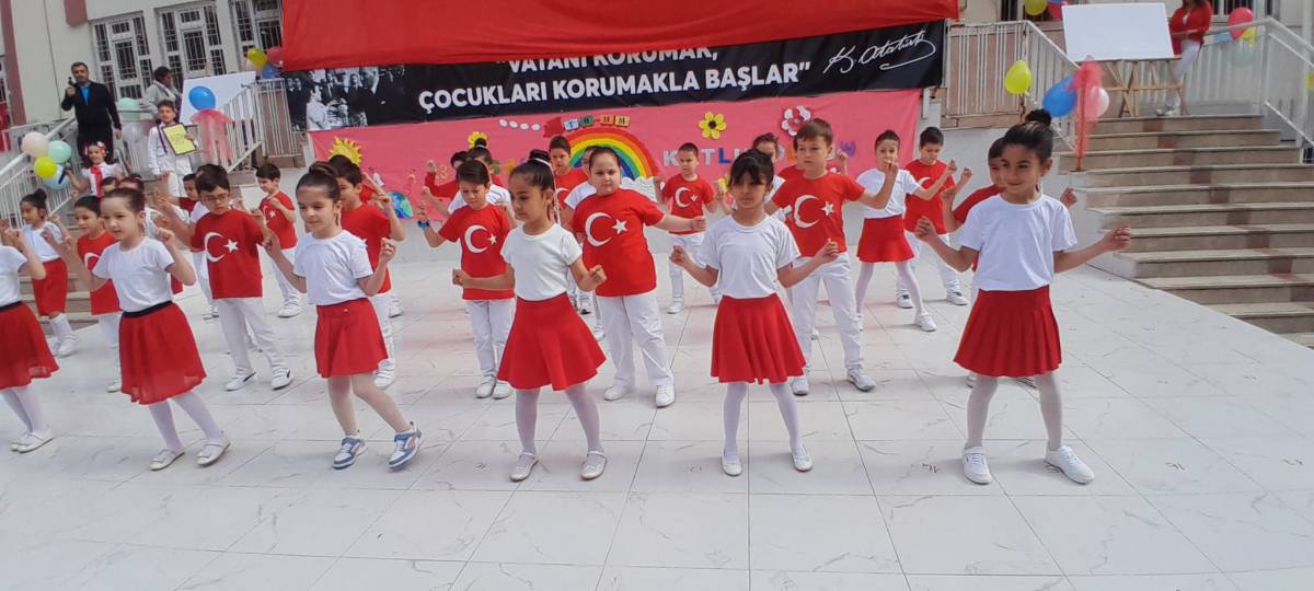 Hanım Ömer Çağıran İlkokulu öğrencilerinden unutulmaz 23 Nisan gösterisi!