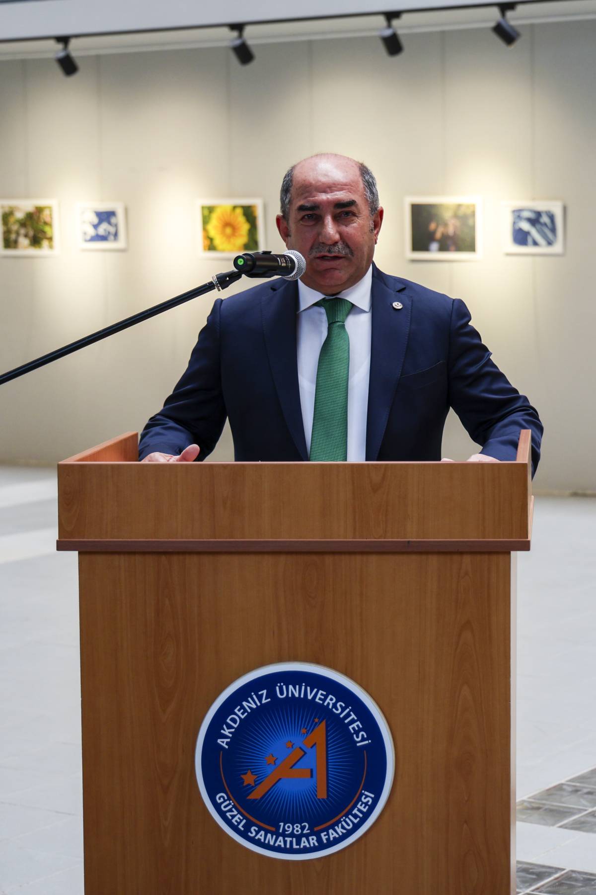 Antalya'da devlet korumasındaki çocuklar fotoğraflarını sergiledi