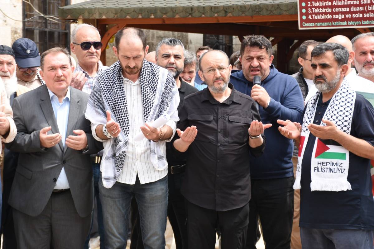 İsrail ordusunun Küresel Sumud Filosu'na saldırısı Antalya'da protesto edildi