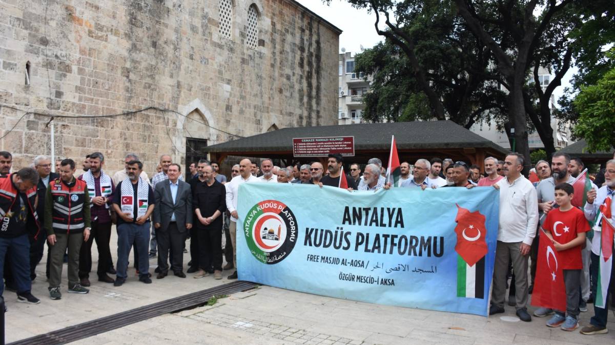 İsrail ordusunun Küresel Sumud Filosu'na saldırısı Antalya'da protesto edildi