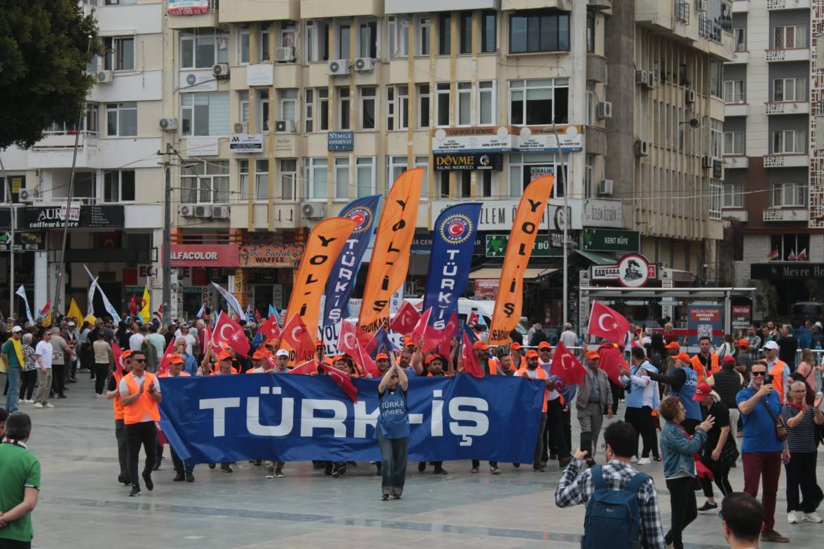 Antalya’da 1 Mayıs coşkusu! Emekçiler Cumhuriyet Meydanı’na yürüdü