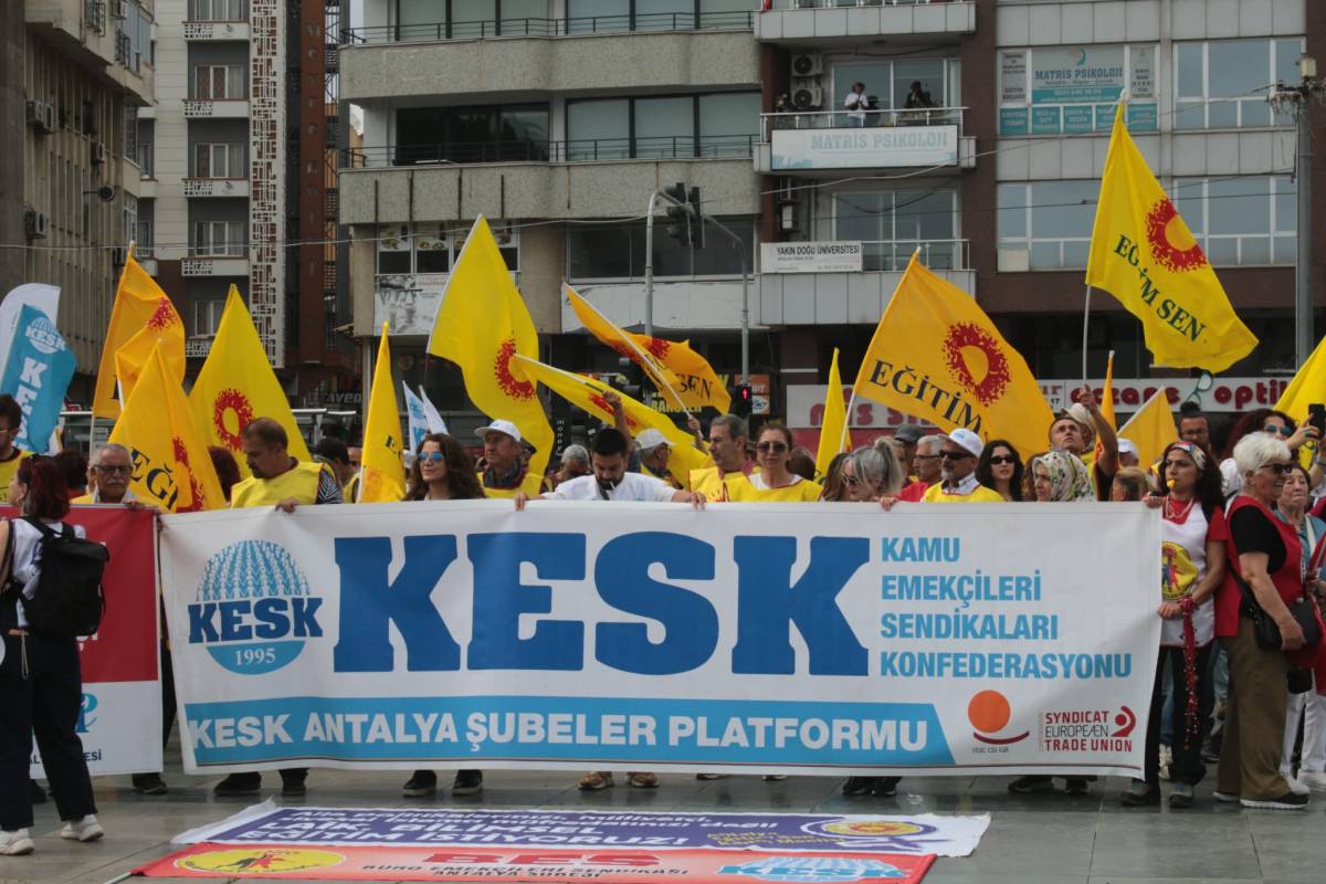 Antalya’da 1 Mayıs coşkusu! Emekçiler Cumhuriyet Meydanı’na yürüdü