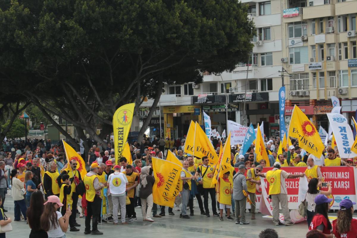 Antalya’da 1 Mayıs coşkusu! Emekçiler Cumhuriyet Meydanı’na yürüdü