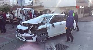 Kaza yaptıkları hurdaya dönen otomobili bırakıp olay yerinden kaçtılar