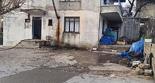 Yangını fark eden oğlu annesini alevlerin arasında kalmaktan kurtardı