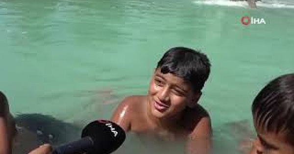 Antalya'da termometreler 41'i gösterdi, çocuklar süs havuzunda serinledi