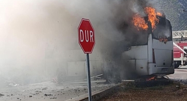 Tur midibüsü alev alev yanıp küle döndü
