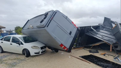 Hortum 2 tonluk bungalovu 30 metre sürükledi, karavanı otomobillerin üzerine fırlattı
