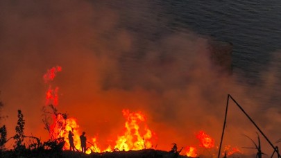 Muz bahçesinde çıkıp makilik alana sıçrayan yangın 5 saatte kontrol altına alındı