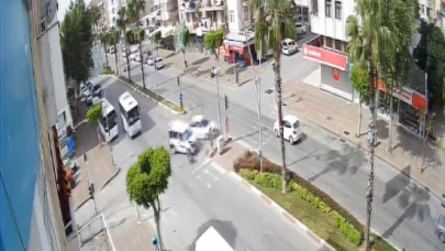 Manavgat'ta Kaza Kamerada: Yardım Etmeyip Yollarına Devam Ettiler
