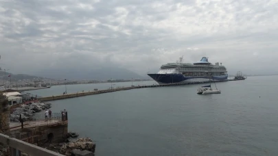 Alanya’da Kruvaziyer Bereketi: Bin 795 Yolcu ve 729 Mürettebat Limana Demir Attı