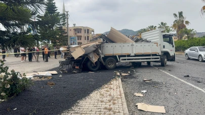 Antalya'da Freni Patlayan Kamyon Dehşet Saçtı! Akaryakıt İstasyonuna Daldı, Ortalık Savaş Alanına Döndü