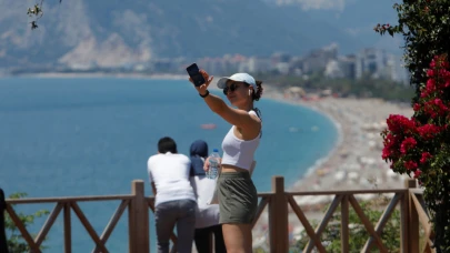 Antalya’da Güneşli Hava Sahillere Hareket Getirdi: Konyaaltı Sahili Doldu Taştı