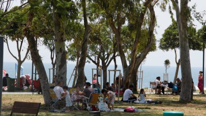 Konyaaltı'nda Tatil Yoğunluğu! Antalya'da Bayramın Son Gününde Sahiller Doldu