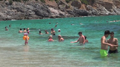 Antalya sıcakları sahilleri doldurdu