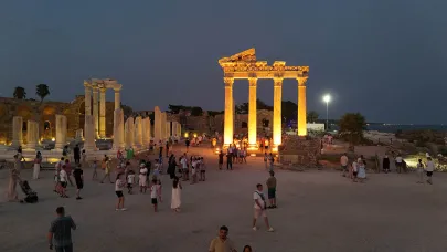 Işıklandırılan Side Antik Kenti gece daha fazla turist çekiyor