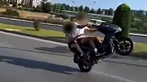 Karayolunda tek teker şov pahalı maloldu
